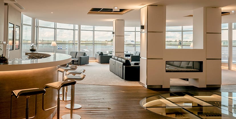 Passenger lounge with bar - FBO Paris Le Bourget